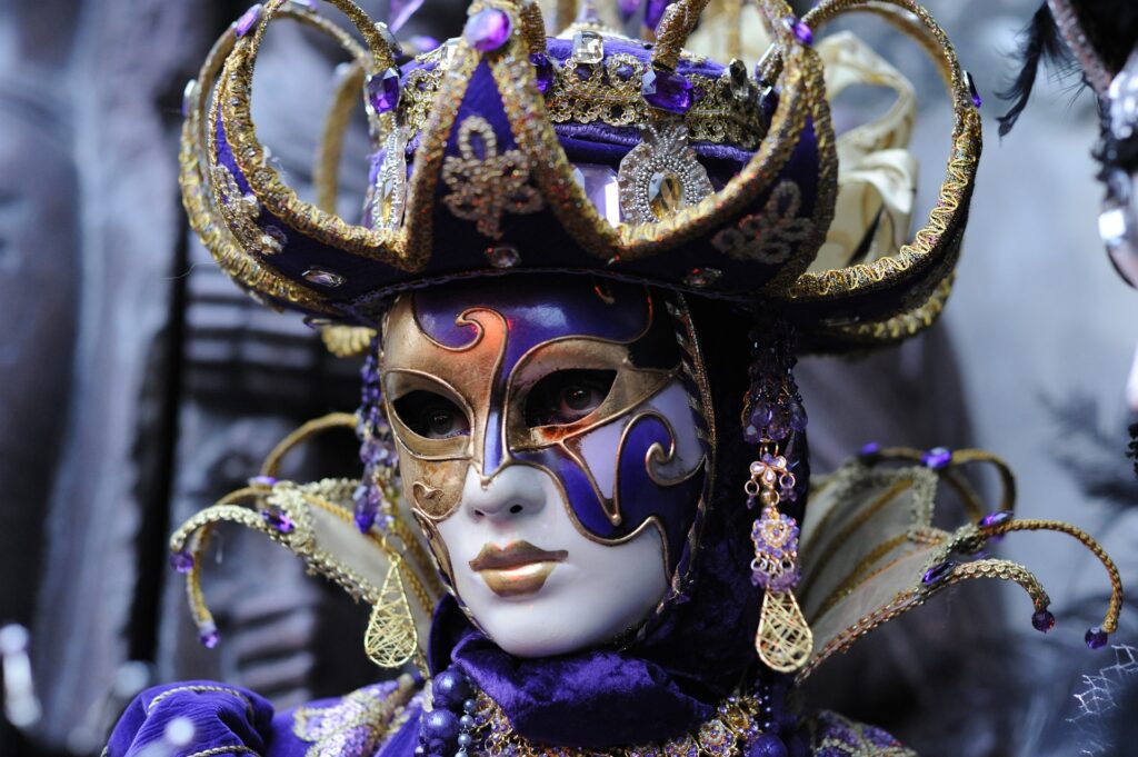 In Venedig feiert man Fasching tatsächlich immer noch genauso wie vor 800 Jahren. Nämlich mit prunkvollen venezianischen Kostümen und Masken aus Lehm, Papier, Ton oder auch Leder.