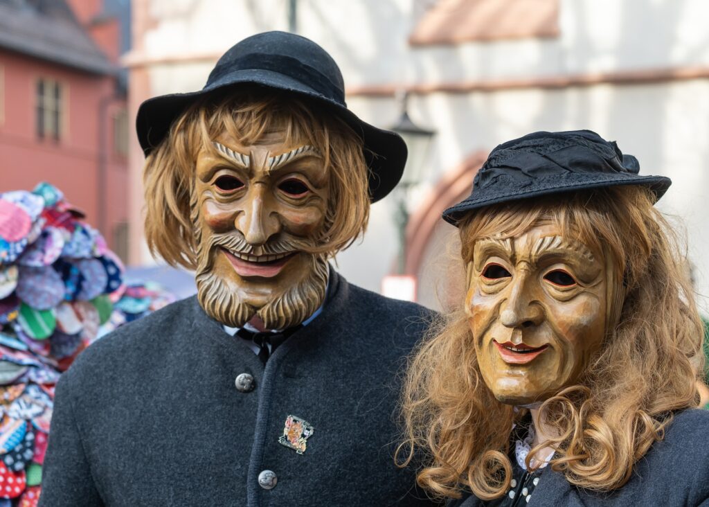 In Österreich gibt es die Tradition an Fasching handgeschnitzte Masken zu tragen.  Vor allem beim Ebenseer-Festumzug spielt dieser Brauch eine große Rolle, weshalb dieser Umzug sogar zum UNESCO Weltkulturerbe ernannt wurde.